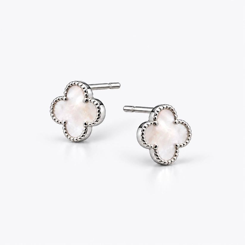 Blanc – Fyrklöverformade studs med pärlemor