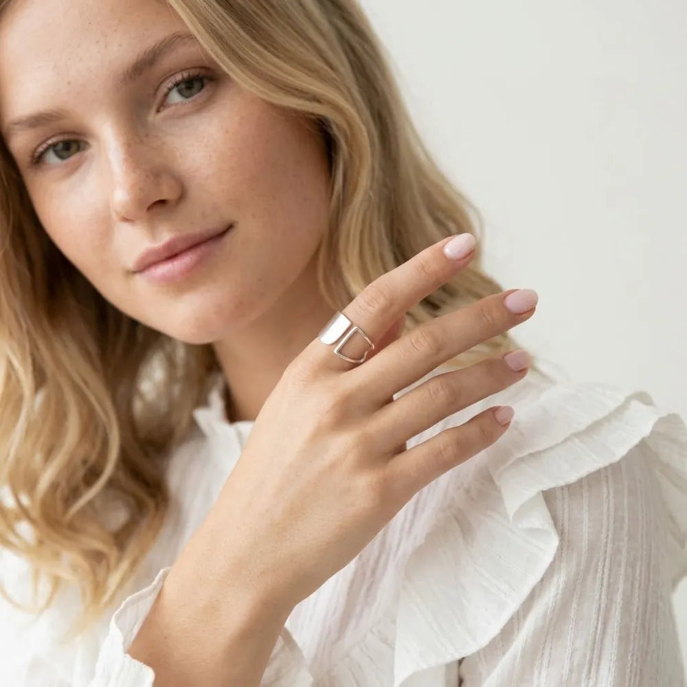 Blanka justerbar ring i silver med minimalistisk och modern geometrisk ihålig design