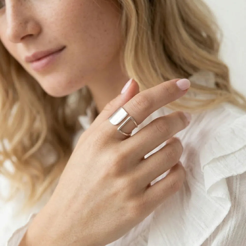 Blanka justerbar ring i silver med modern geometrisk design och unik ihålig fyrkantig detalj