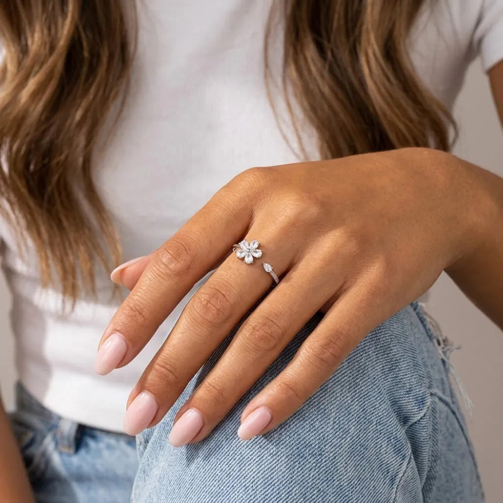 Justerbar silverring blomstra med delikat blomma och glittrande klara stenar