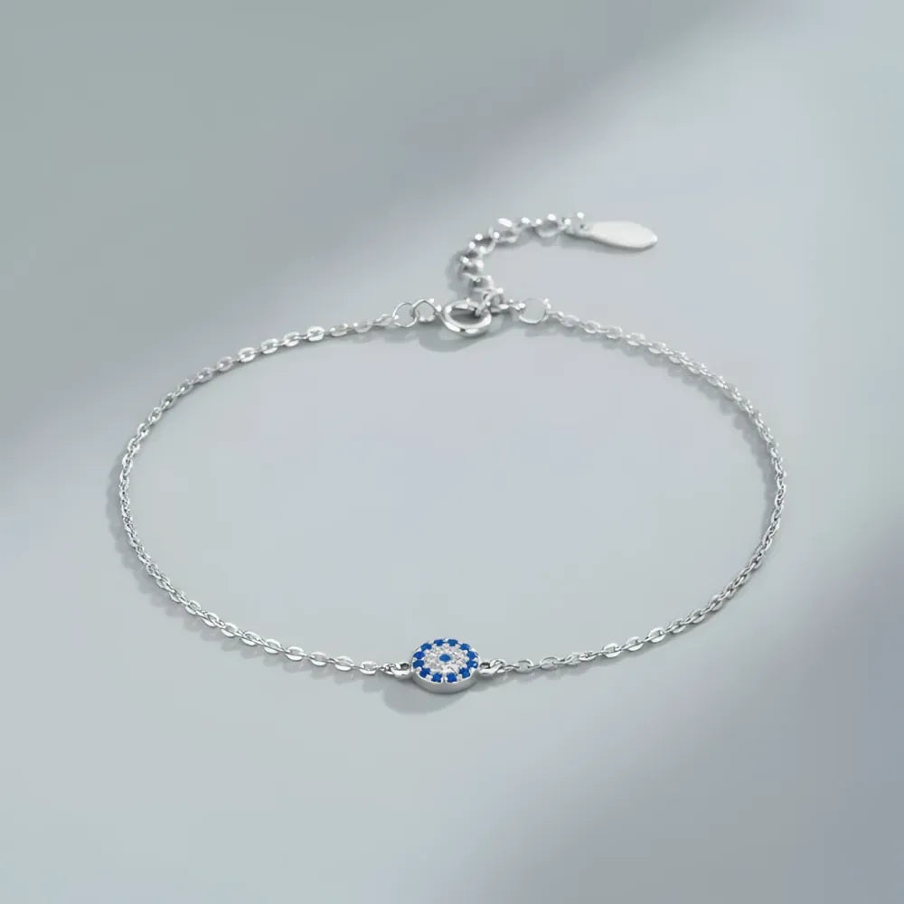 Silverkedjeanklet med central blå och vit armbandsamulett med onda ögat i blue eyes armband med blå stenar