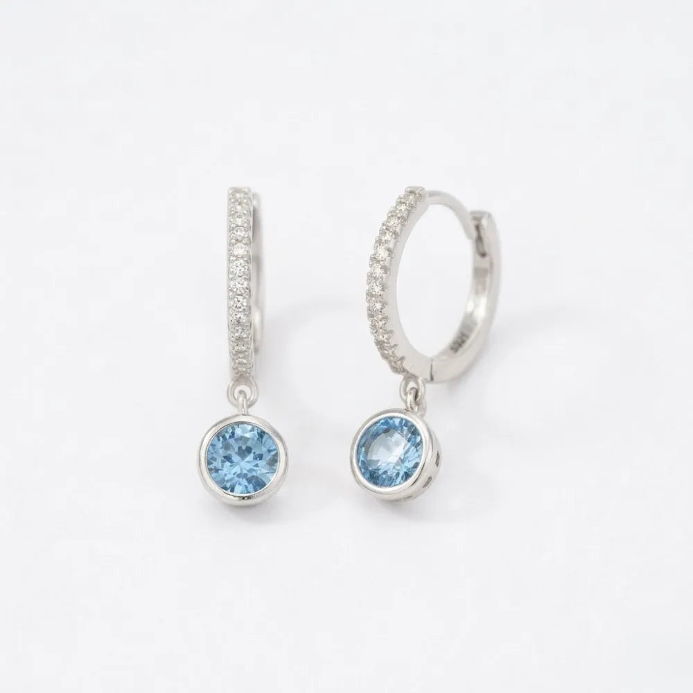 Silverhoopörhängen blue ivy med isblå topas och pavé diamantband i elegant design