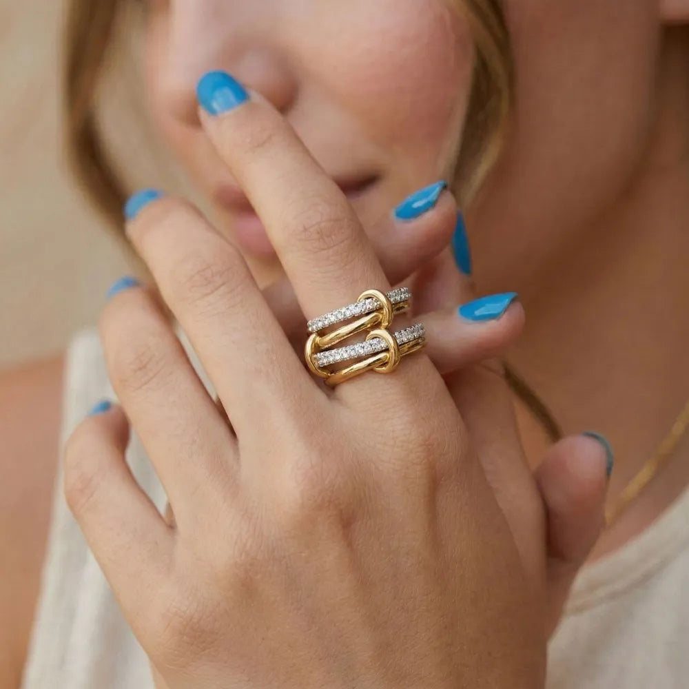 Guldfärgad ring med modern sammanlänkad design prydd med gnistrande pavédiamanter bonded ring i sammanlänkad design