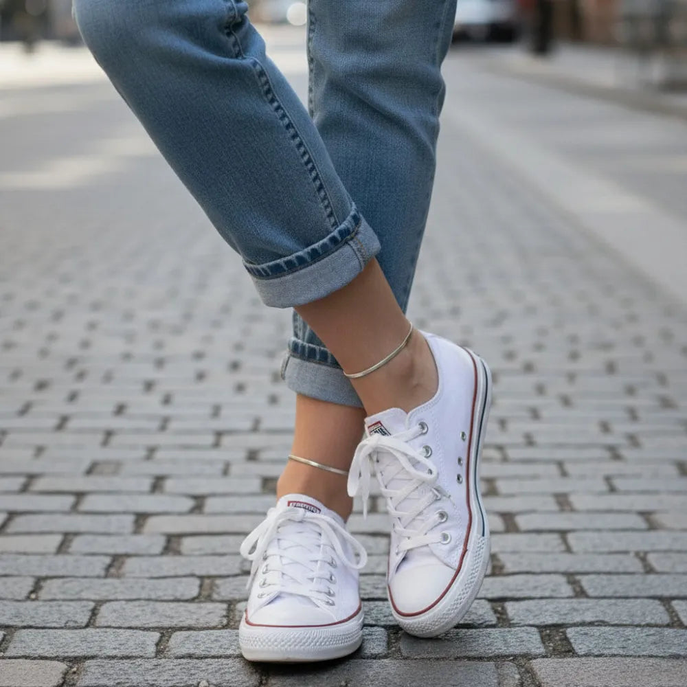 Vita canvas converse all stars med röda gummisulor och klassisk snörning i chicago fotlänk tunn ormbenskedja
