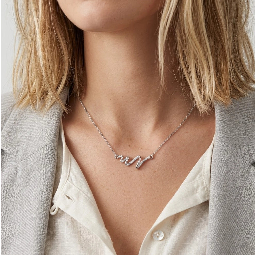 Curvy – Halsband med vågformat hänge