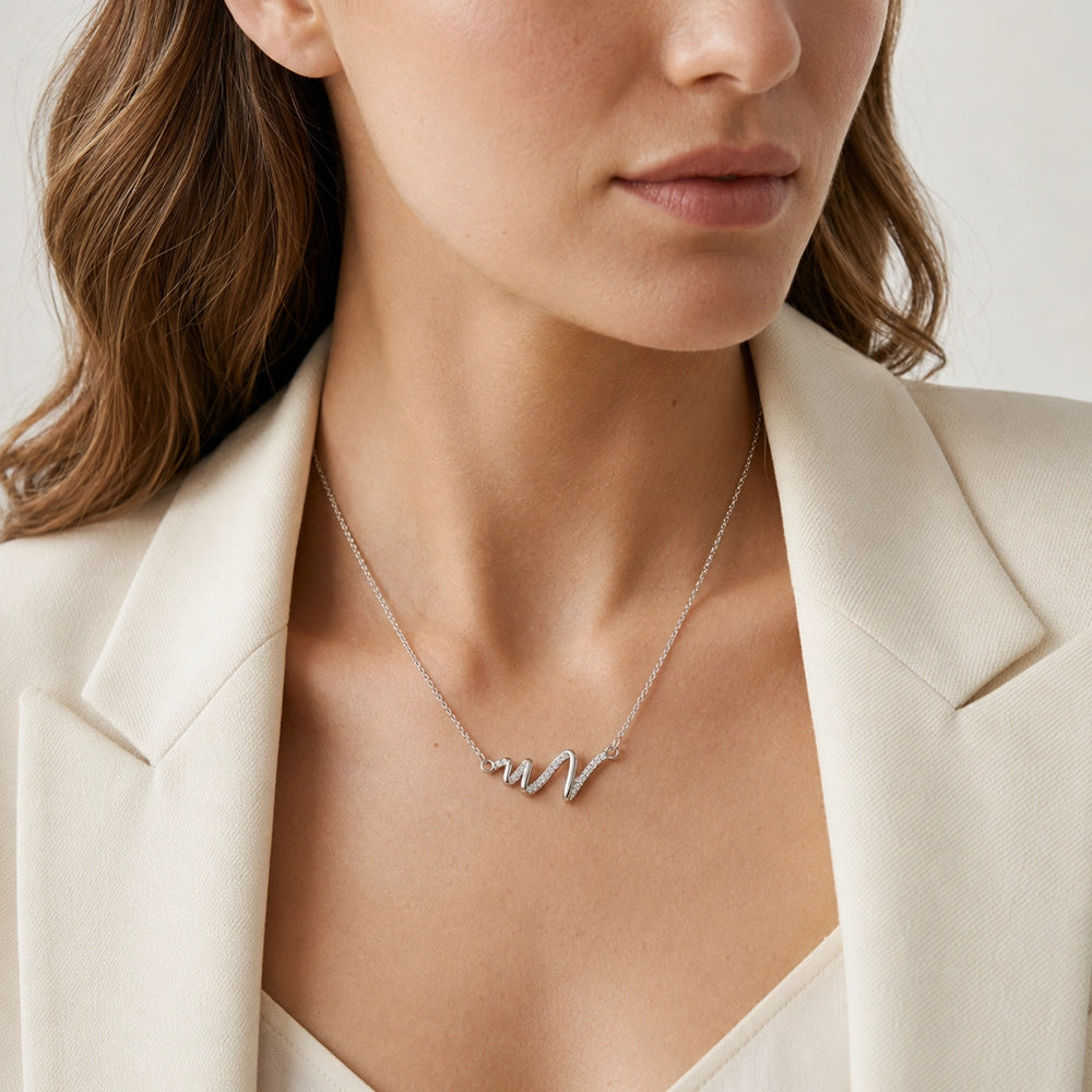 Curvy - Halsband med vågformat hänge