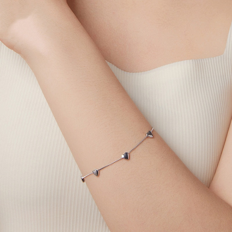 Adoria - Armband med hjärtan längs kedjan