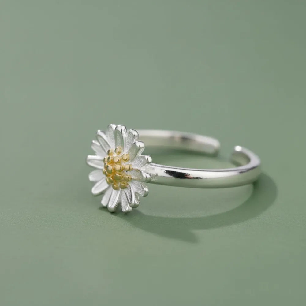 Justerbar silverring med tusensköna blomma i silver och gult centrum med öppen banddesign