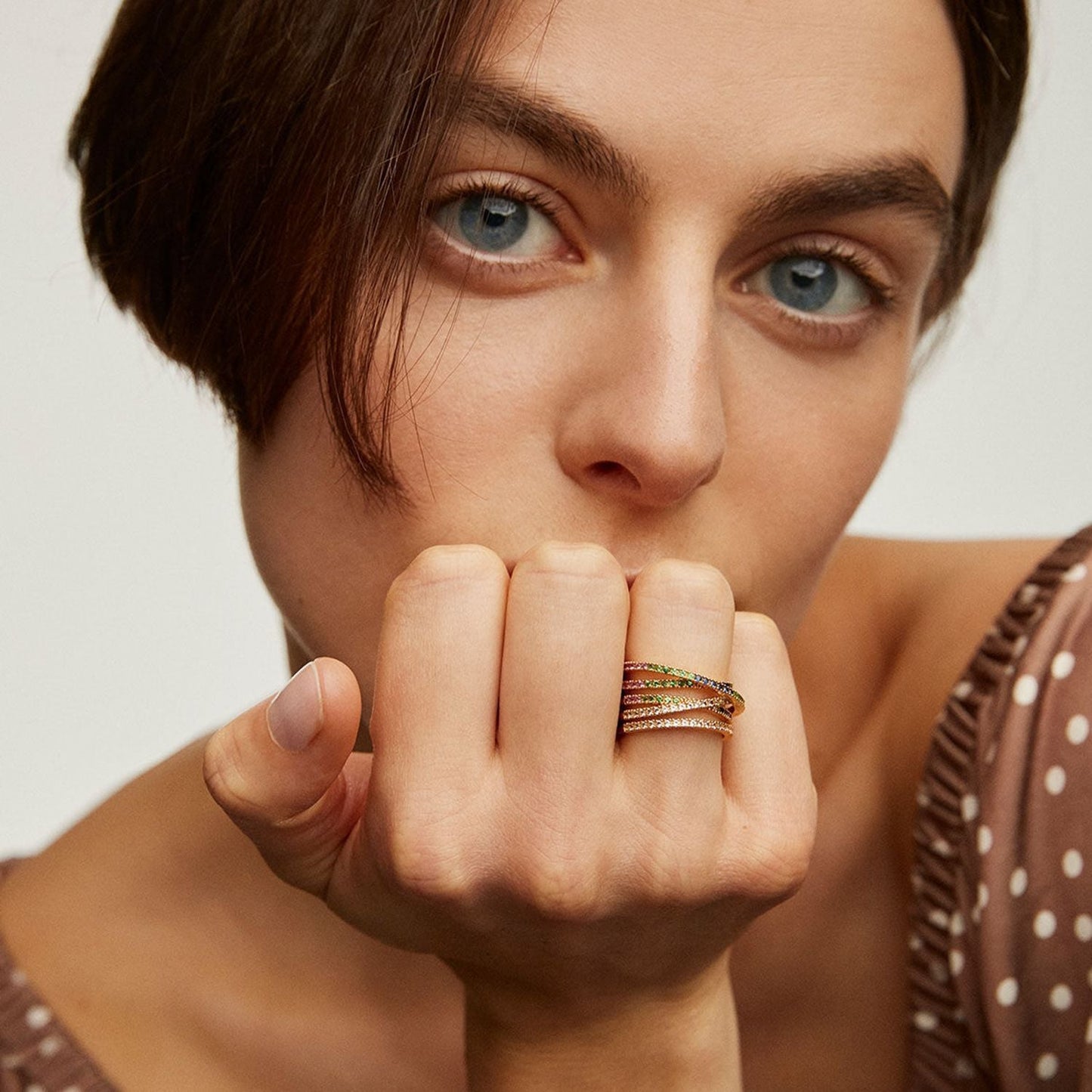 Dasha - Ring med omlottdesign och färgglada stenar