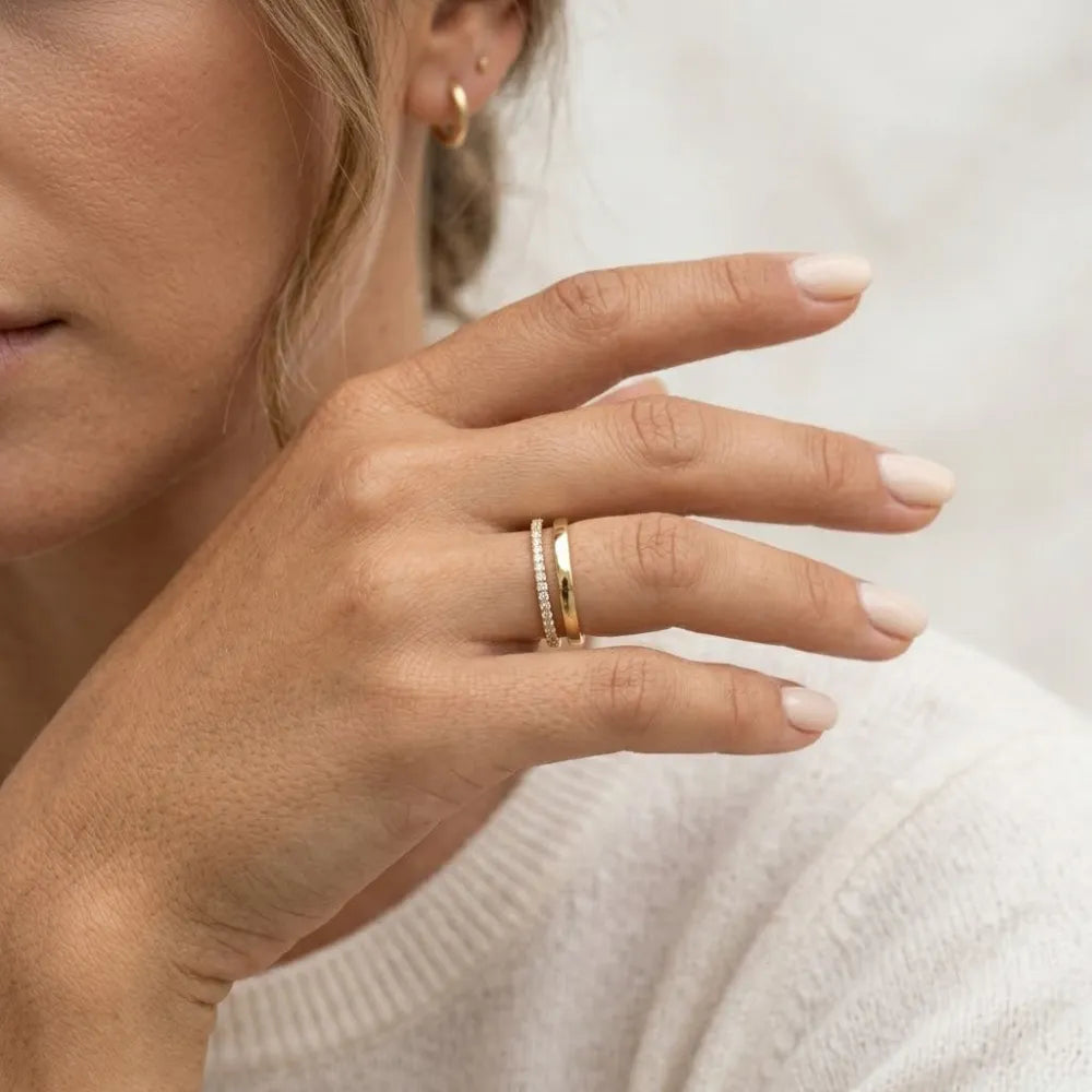 Goldring med en rad små diamanter längs sidan dubbeldesignad ring med stenar dotted diamond