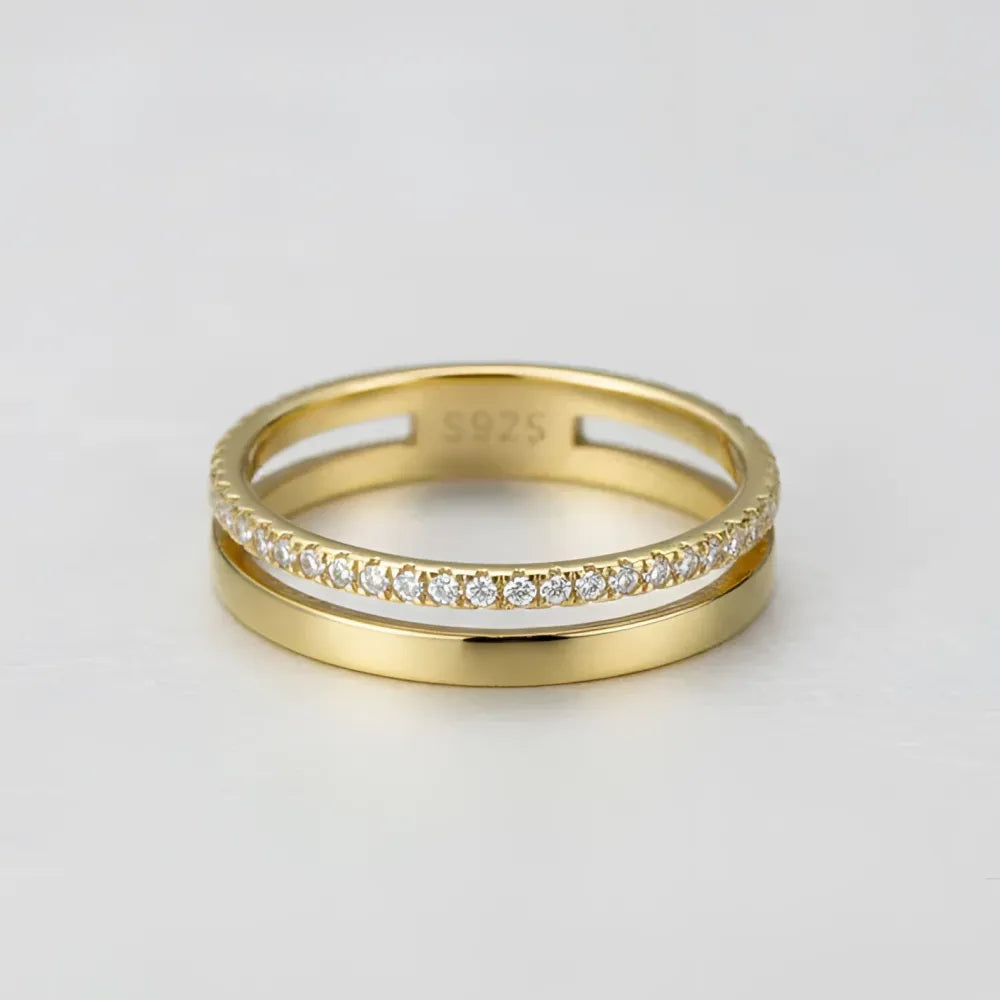 Guldtonad dubbeldesignad ring med delikat rad av klara cubic zirconia-stenar på övre bandet
