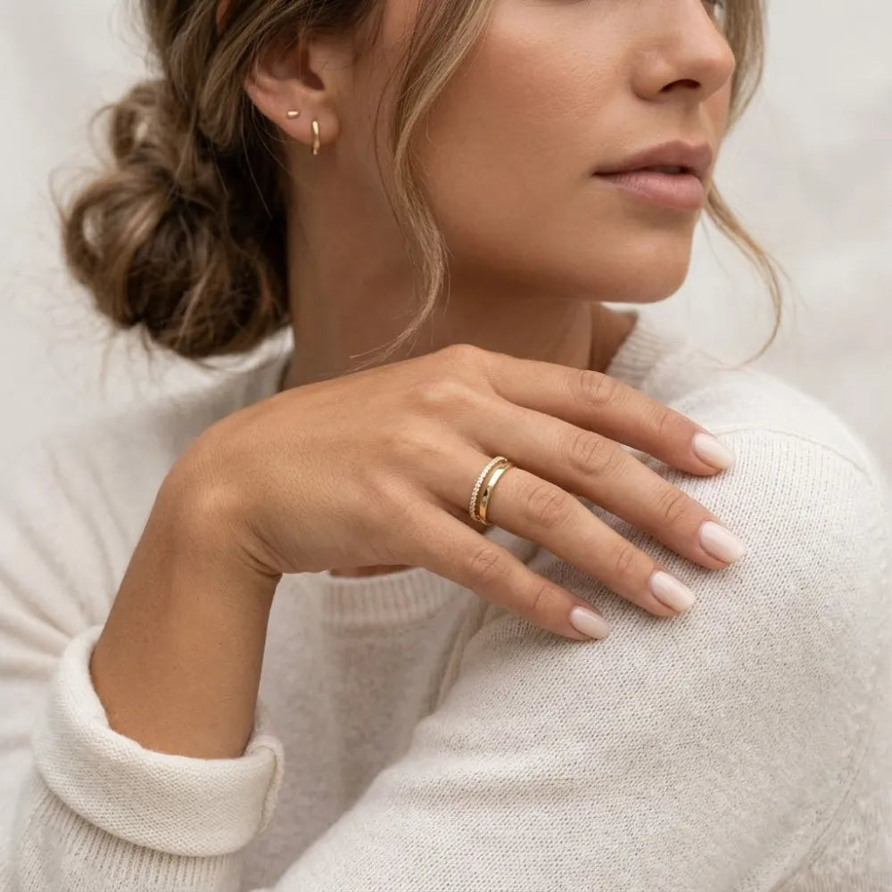 Guldring med texturerad pärlband och slät insida från dotted diamond dubbeldesignad ring med stenar