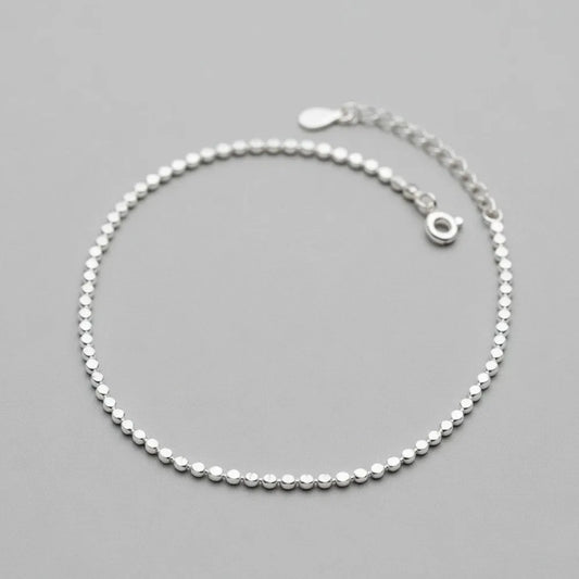 Edla fotlänk med kedja av sammanlänkande cirklar i silver med delikata pärlor och enkelt lås