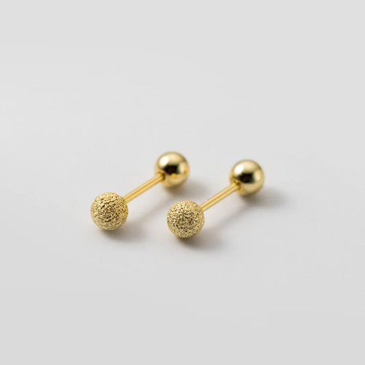 Elza studs med hamrad yta och skruvplopp i guld med texturerade större och polerade mindre kulor