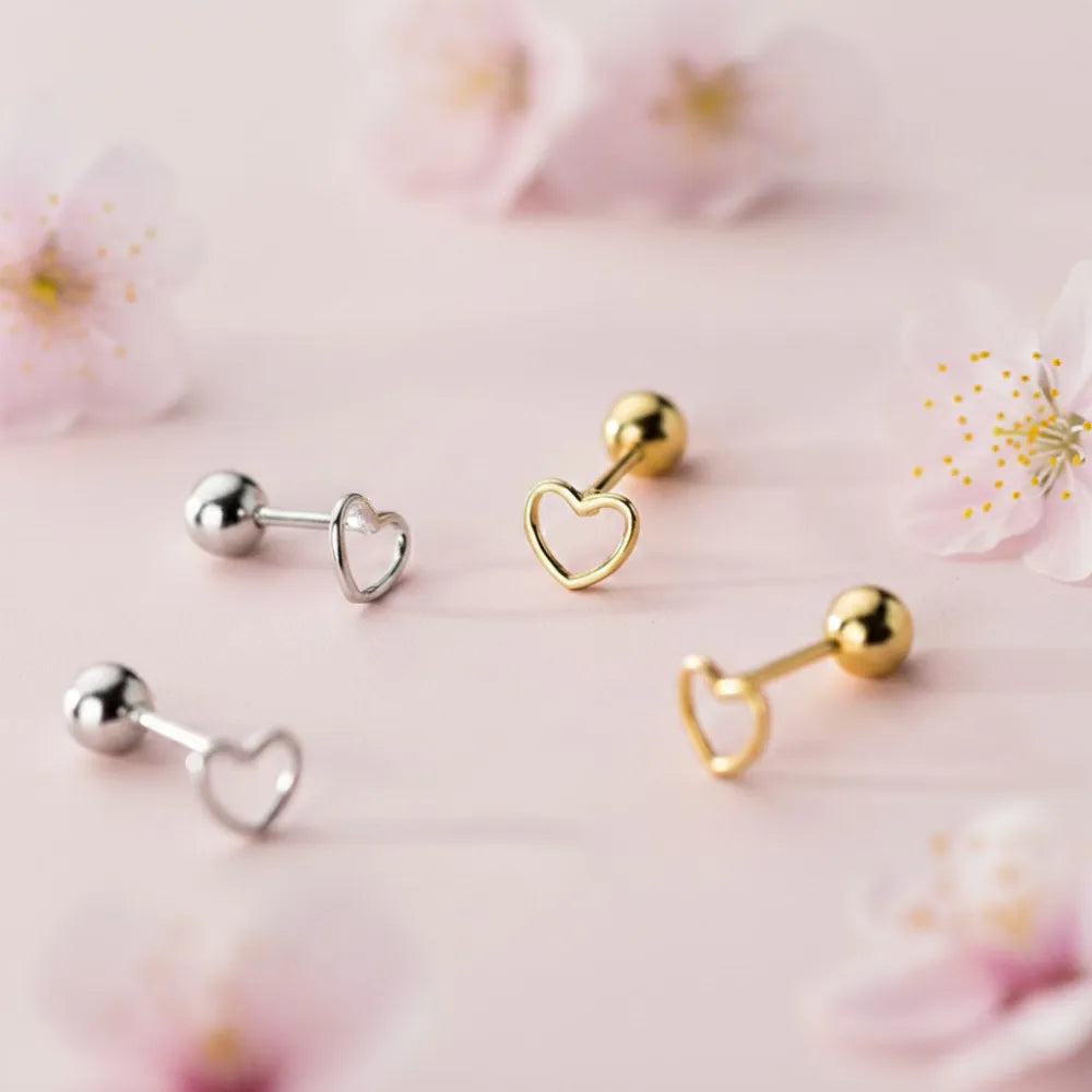 Silver och guldfärgade hjärtformade studs med ihåligt minimalistiskt hjärtdesign och skruvplopp