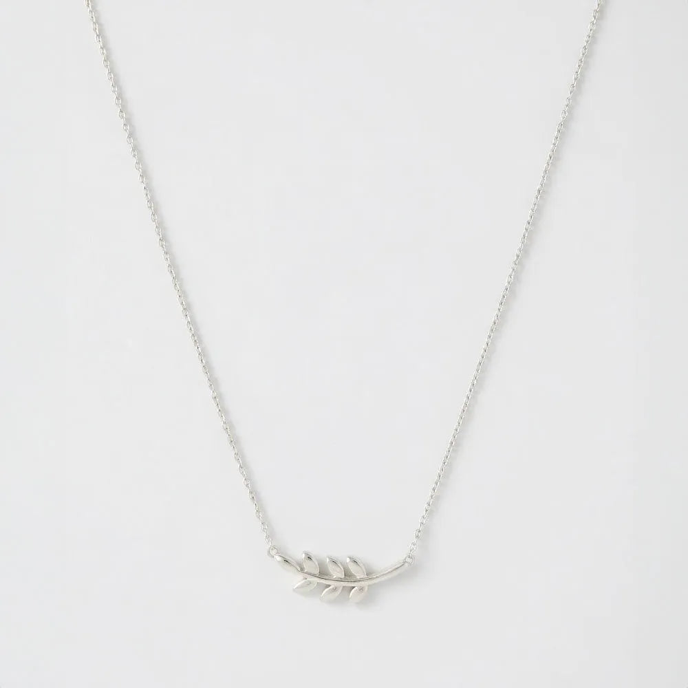 Silver lövformat hängsmycke med fin kedja i halsband evergreen modell
