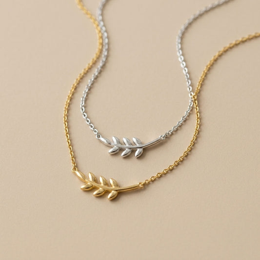 Evergreen - Halsband med lövformad dekoration