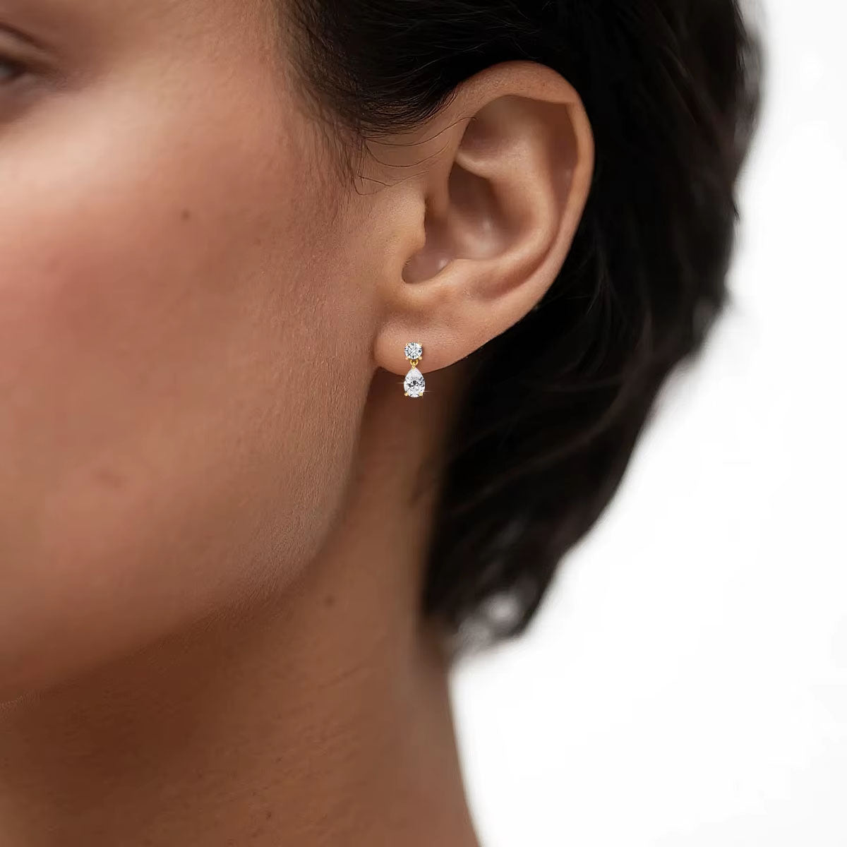 Eydis - Örhängen med droppformad moissanite