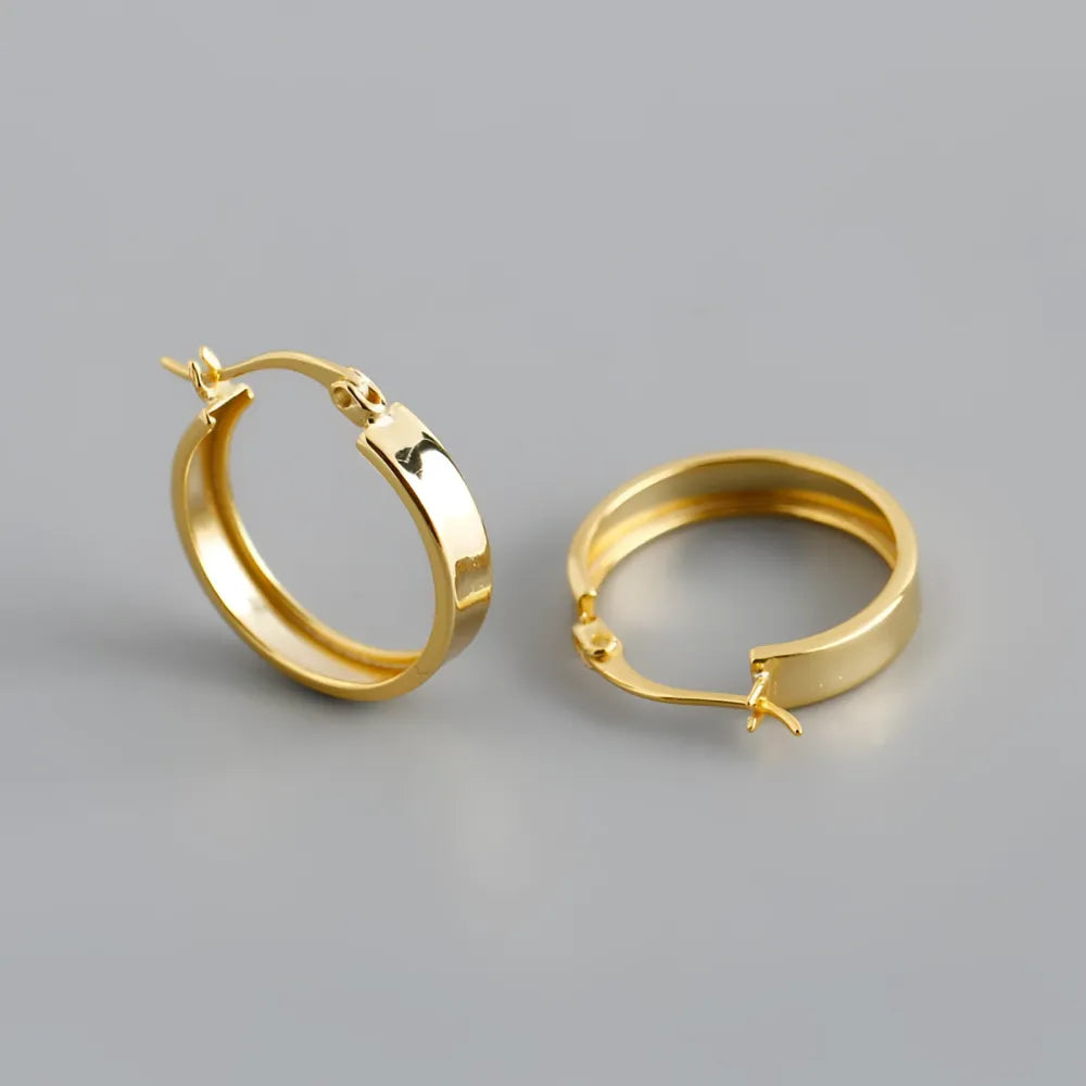 Fiona hoops i olika storlekar guldhoops med minimalistisk design och polerad metallfinish