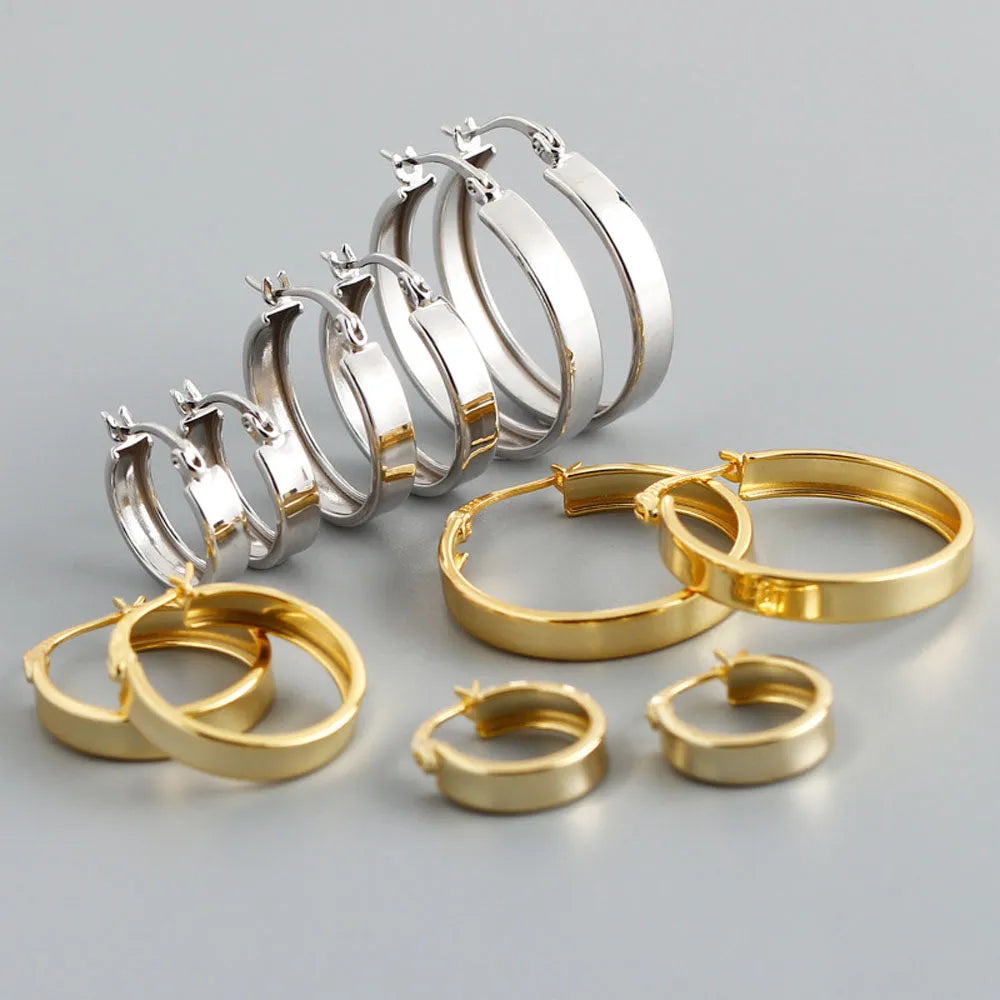 Fiona hoops i olika storlekar i polerat guld och silver med minimalistisk design