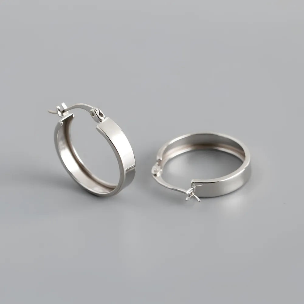 Fiona minimalistiska silver hoops i olika storlekar med slät polerad yta och enkel gångjärnsstängning