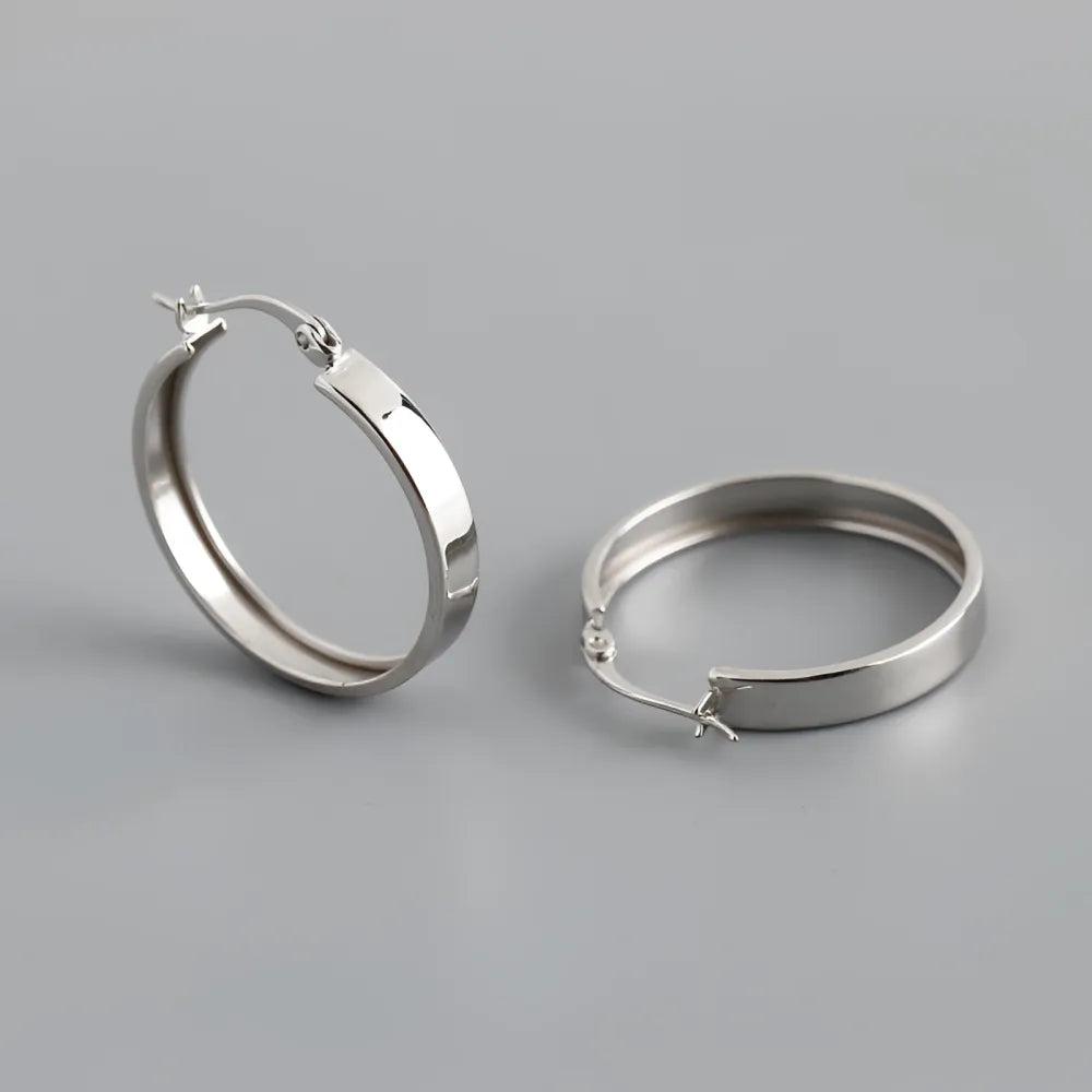 Silver hoops i olika storlekar med minimalistisk design och polerad metallisk finish