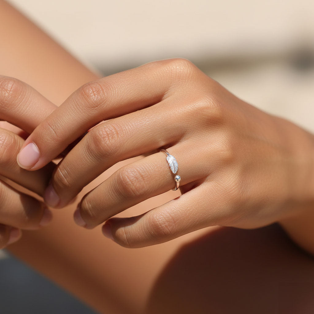 Fjäder - Justerbar ring med fjäderdekoration