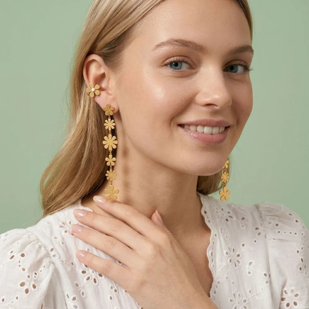 Floral dreams ear cuffs med blommotiv i guld med kedja och små pärldetaljer