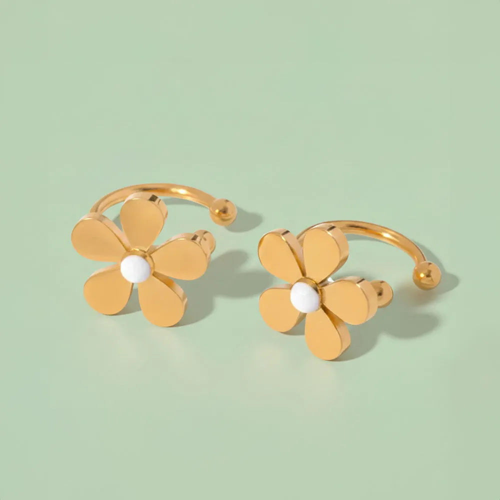 Guldtonade öronklaffar med blomform och vita pärlor i floral dreams kollektion