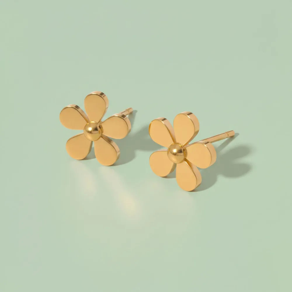 Goldfärgade blomformade studs med fem kronblad och polerad metallfinish från floral dreams