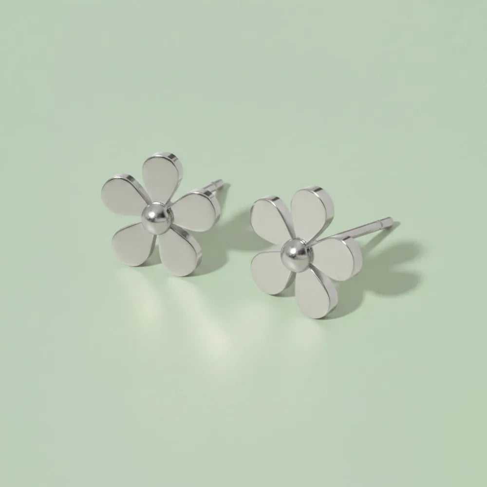 Silver fyrbladig blomma örhängen med polerad metallisk yta från floral dreams studs med blommotiv