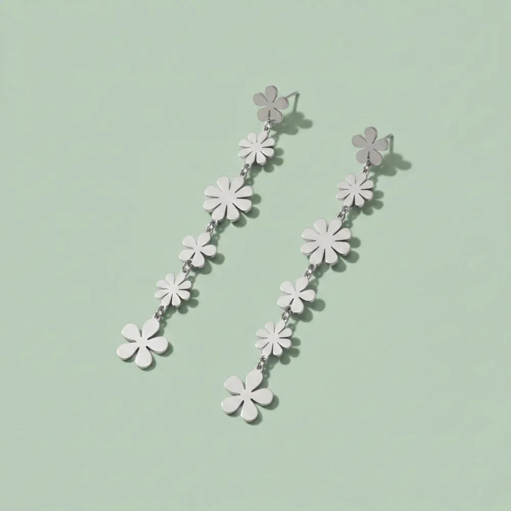 Silverfärgade daisy drop tasselörhängen med fem lager av blomdekorer på en tunn kedja