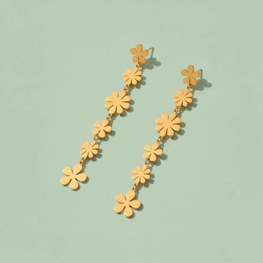 Guldskimrande fembladiga blommorörhängen med kedjedetalj från floral dreams tasselörhängen med blommotiv