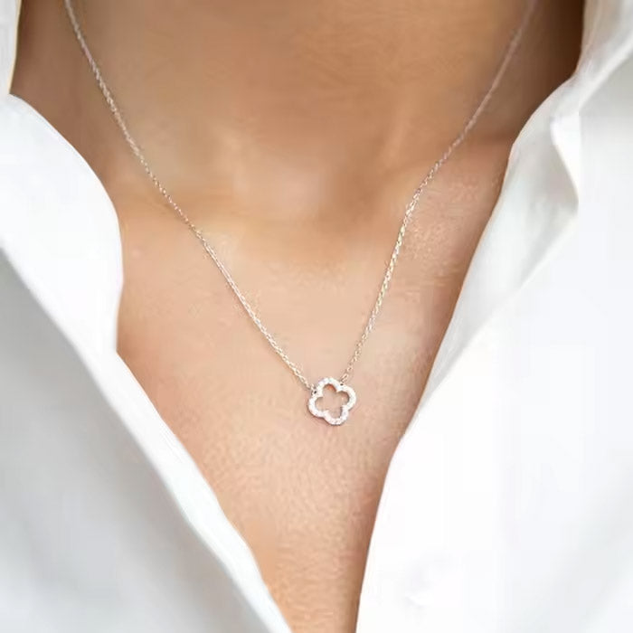 Fortune Bloom - Halsband med klöverformat hängsmycke