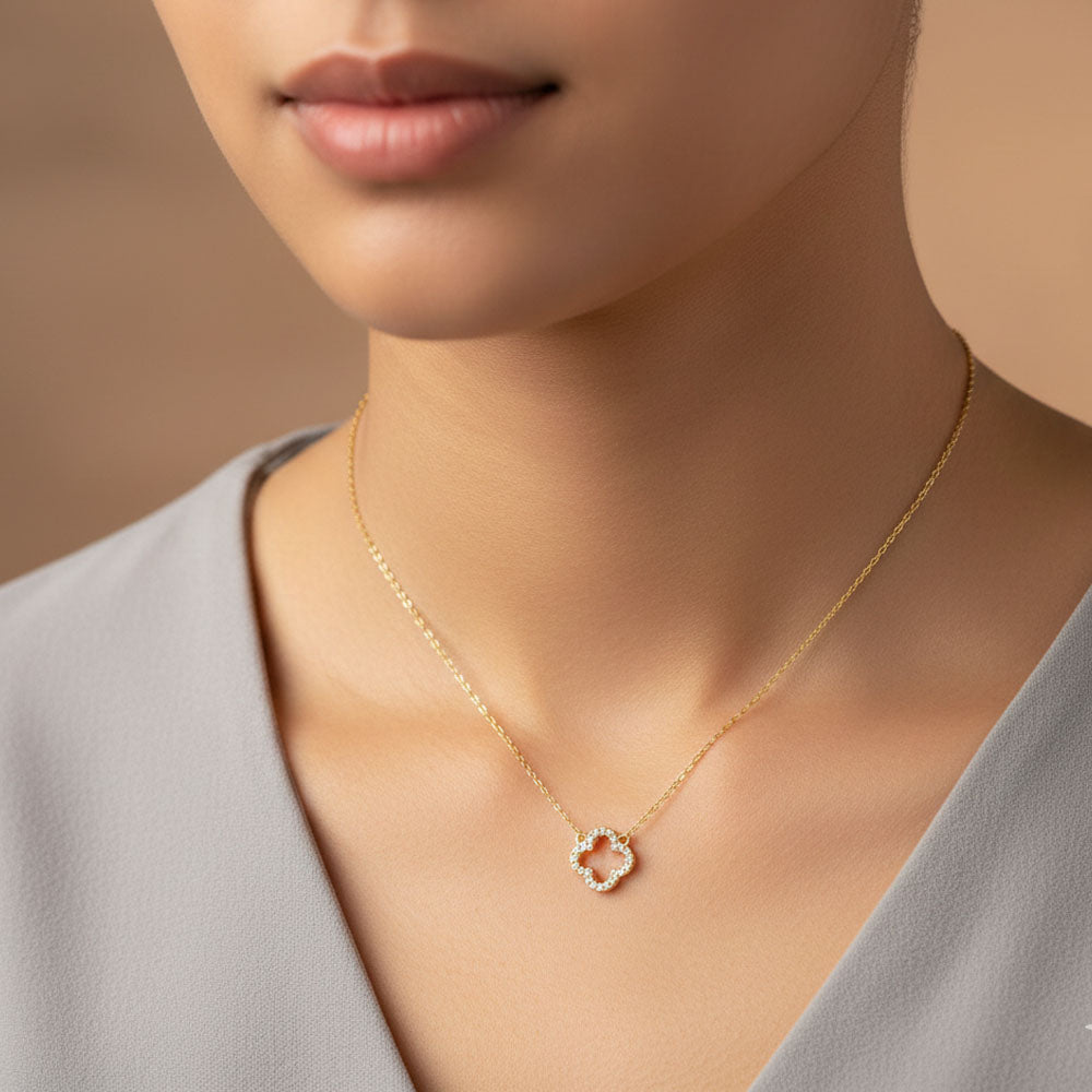 Fortune Bloom - Halsband med klöverformat hängsmycke