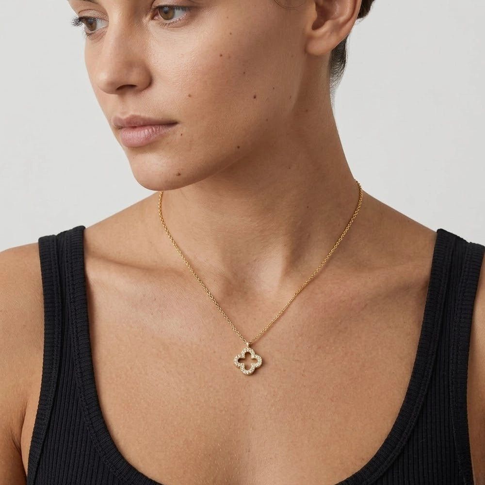 Fortune Bloom – Halsband med klöverformat hängsmycke