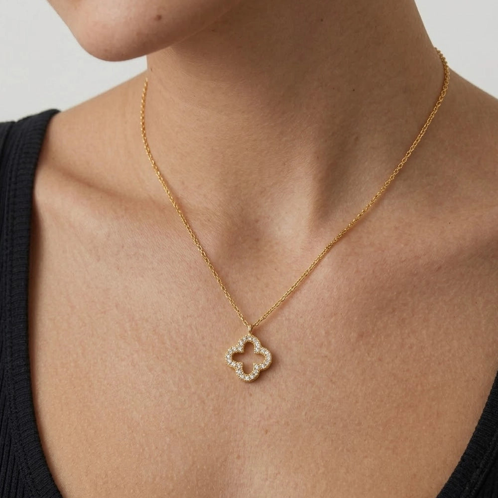 Fortune Bloom – Halsband med klöverformat hängsmycke