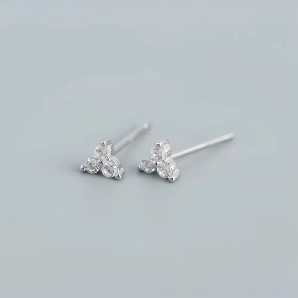 Delikata silverstiftörhängen med triquetra design och tre glittrande klara cubic zirconia stenar franka små studs med tre stenar