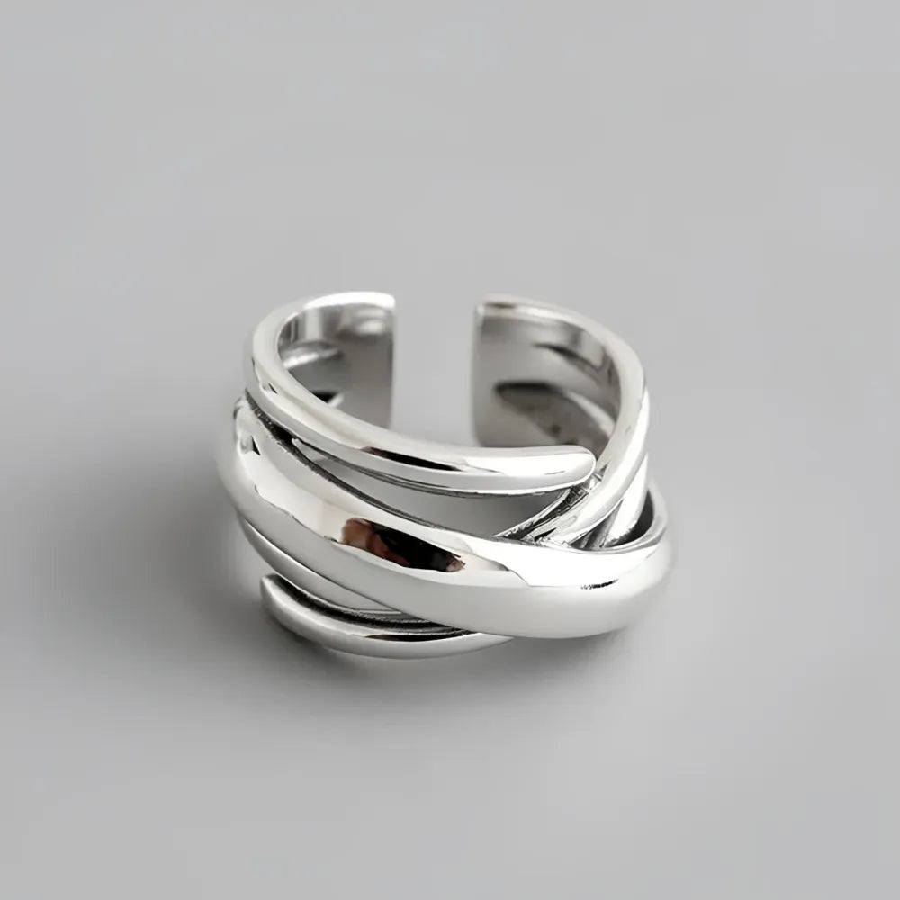 Hermine justerbar ring med flera banor i silver med modern vriden design och justerbar passform