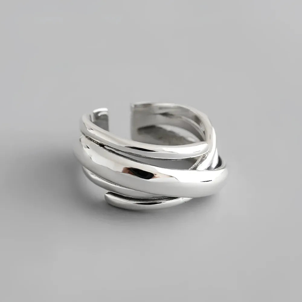 En stilren silverfärgad justerbar ring med flera sammanflätade band i modern design
