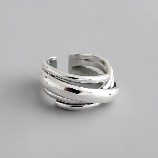 En stilren silverfärgad justerbar ring med flera sammanflätade band i modern design