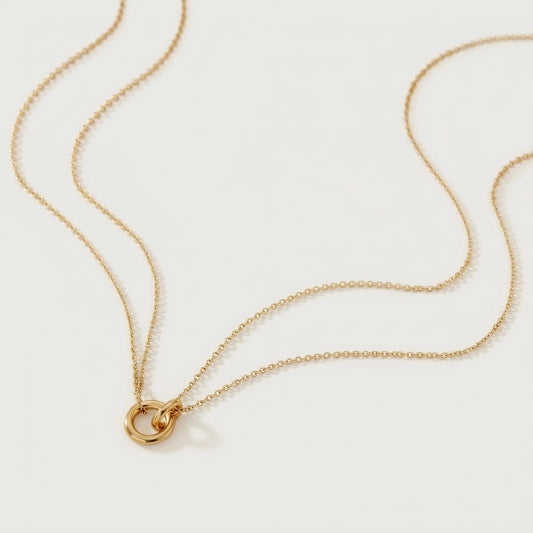 Isadora - Halsband med dubbla kedjor och sammanlänkat hängsmycke