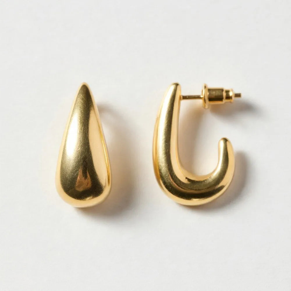 Guldtonade teardrop och böjda hoop örhängen i minimalistisk design från jade arc med trendig j-form
