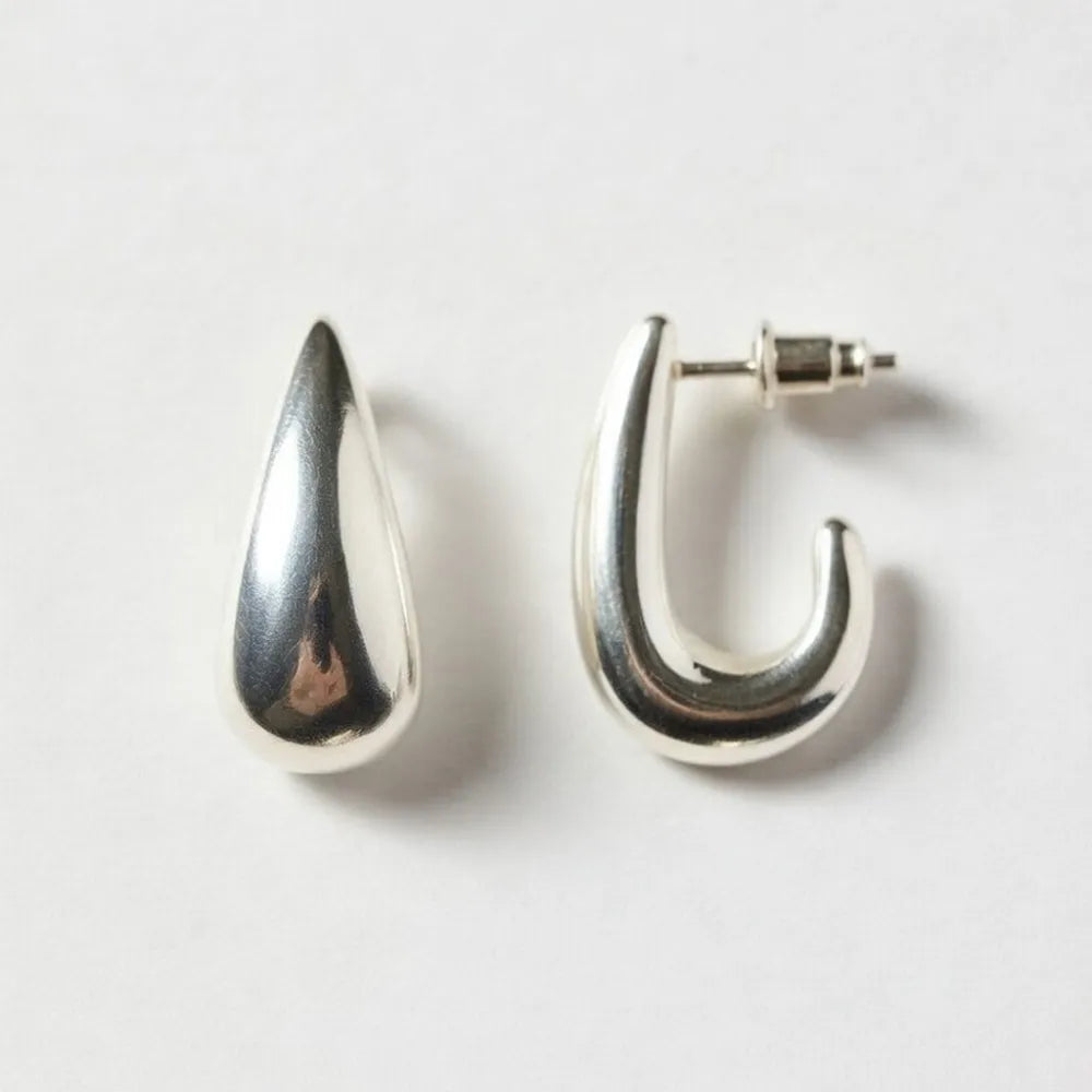 Silver teardropformade hoop örhängen jade arc med trendig j-form och polerad metallfinish