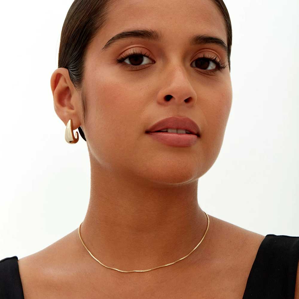 Jade Arc - Örhängen med trendig J-form