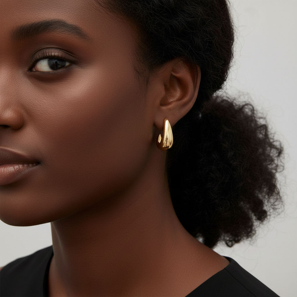 Jade Arc - Örhängen med trendig J-form