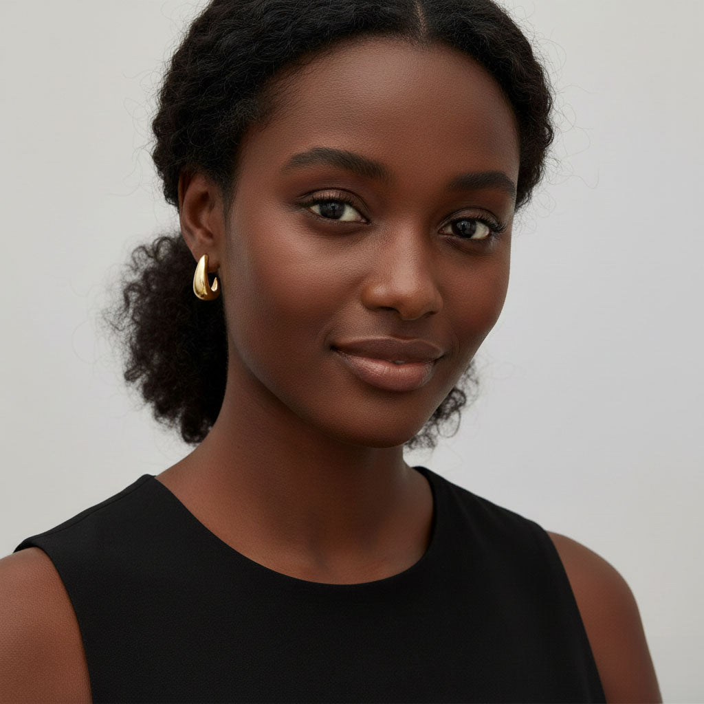 Jade Arc - Örhängen med trendig J-form