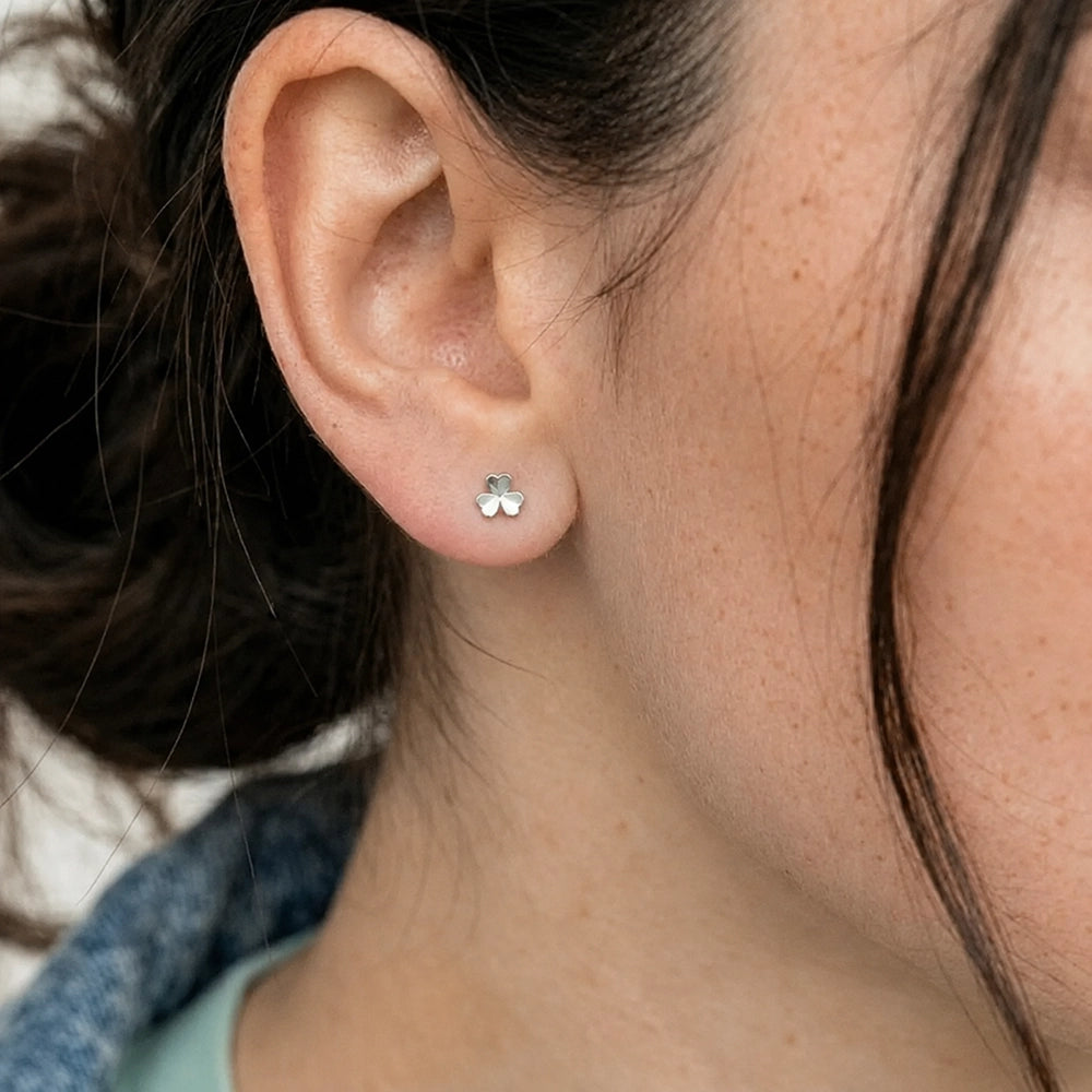 Jolie – Studs med klöver och skruvplopp