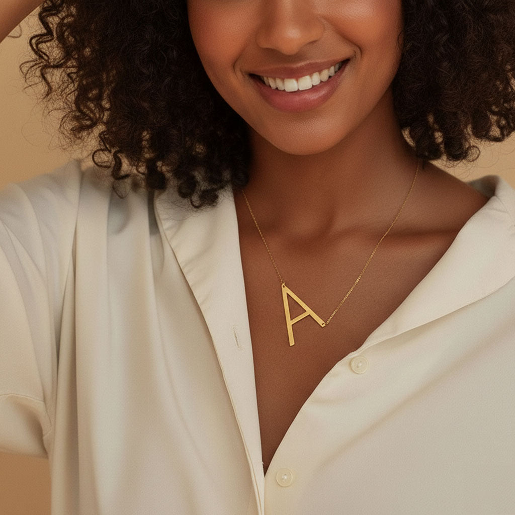 Juno - Halsband med stor bokstav