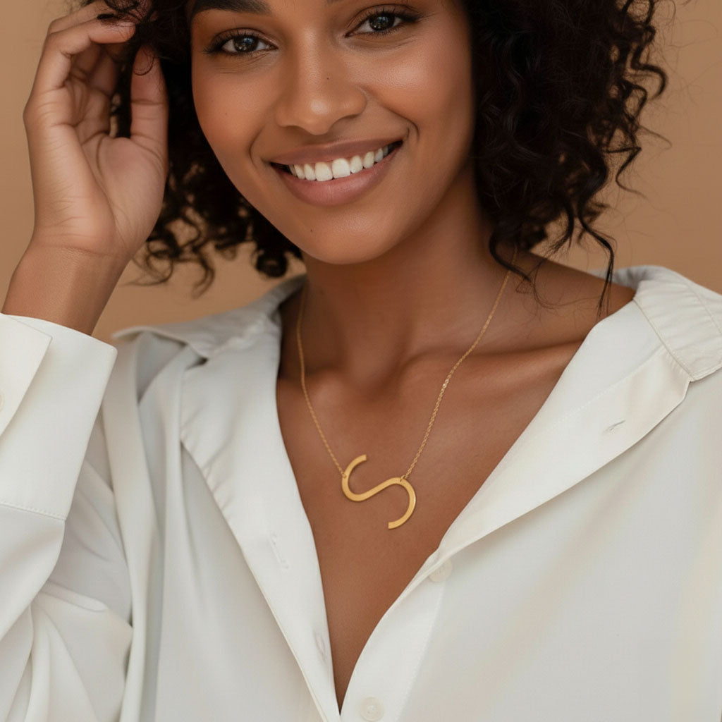 Juno - Halsband med stor bokstav